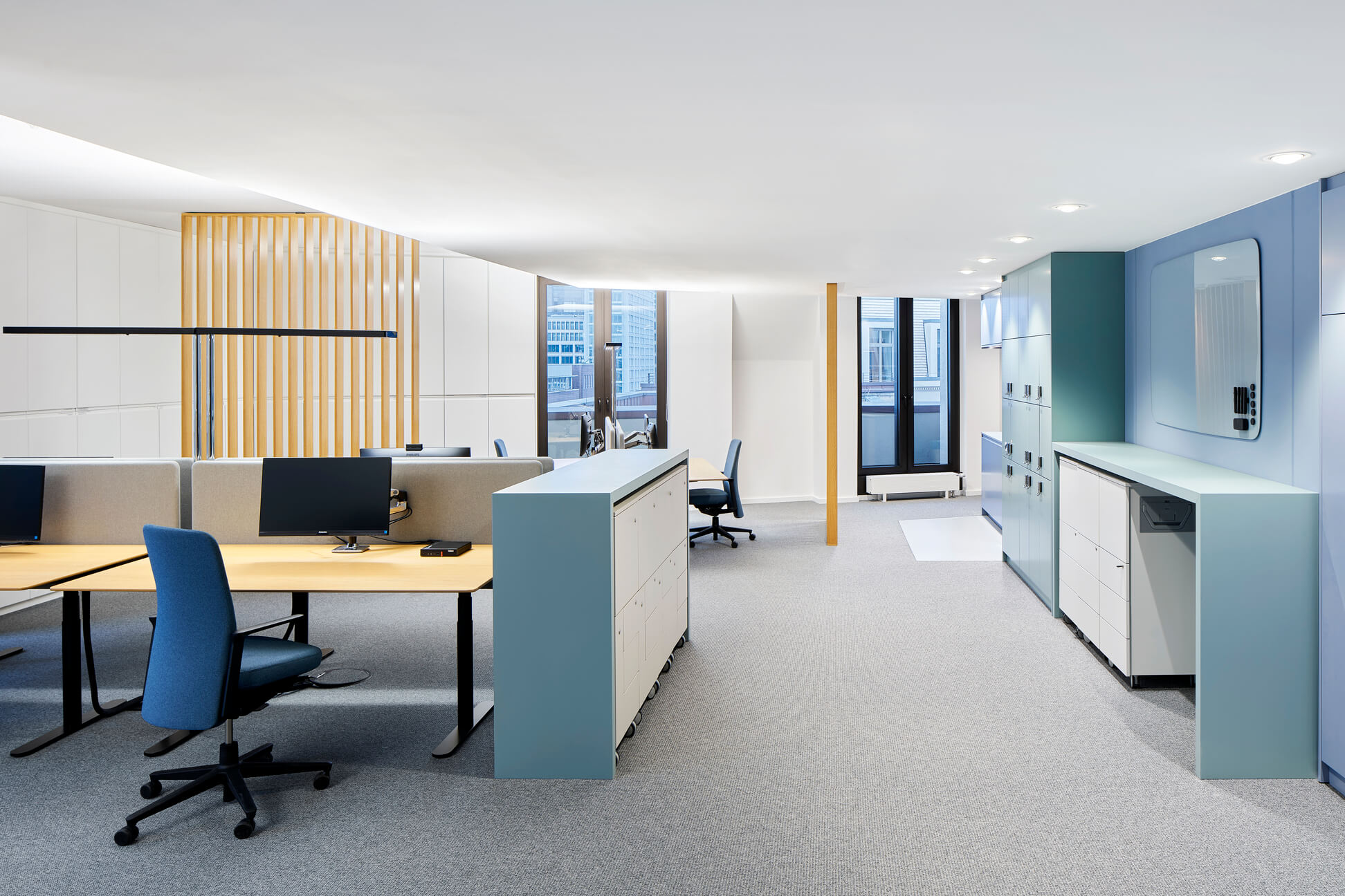 Moderner Großraumbereich bei Watson Farley & Williams in Hamburg mit Arbeitsplatzinseln und urbanem Ausblick