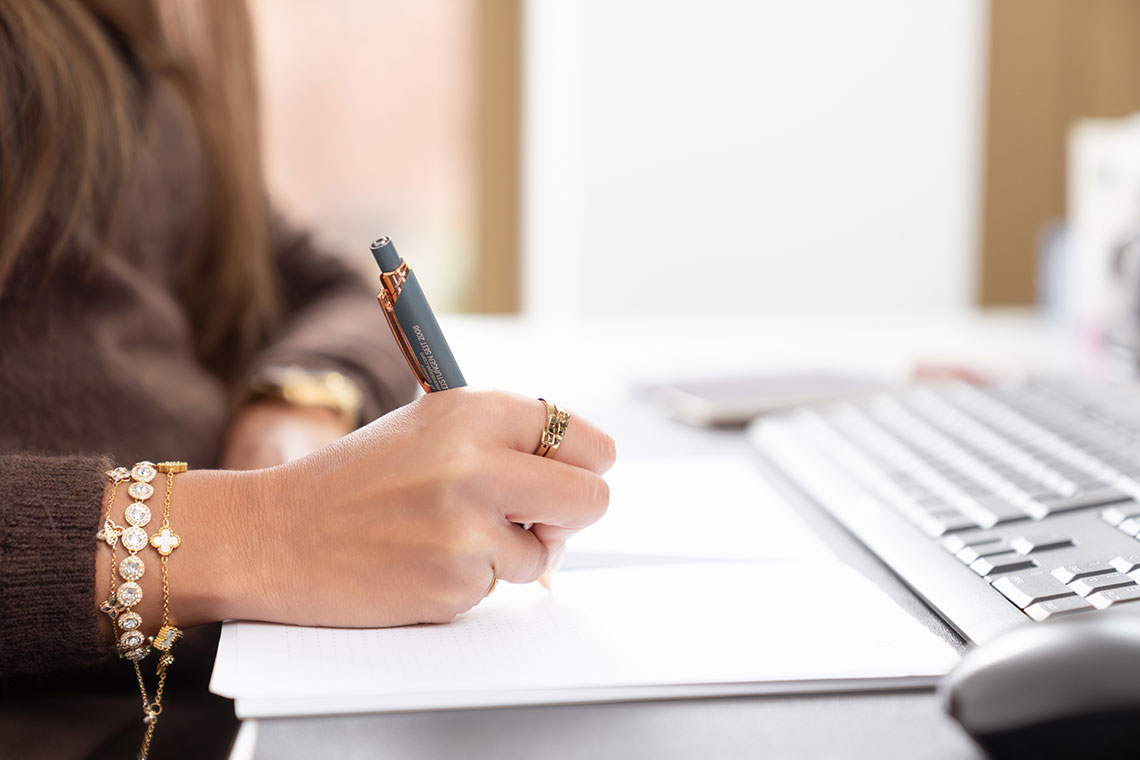 dame_hand_stift.jpg