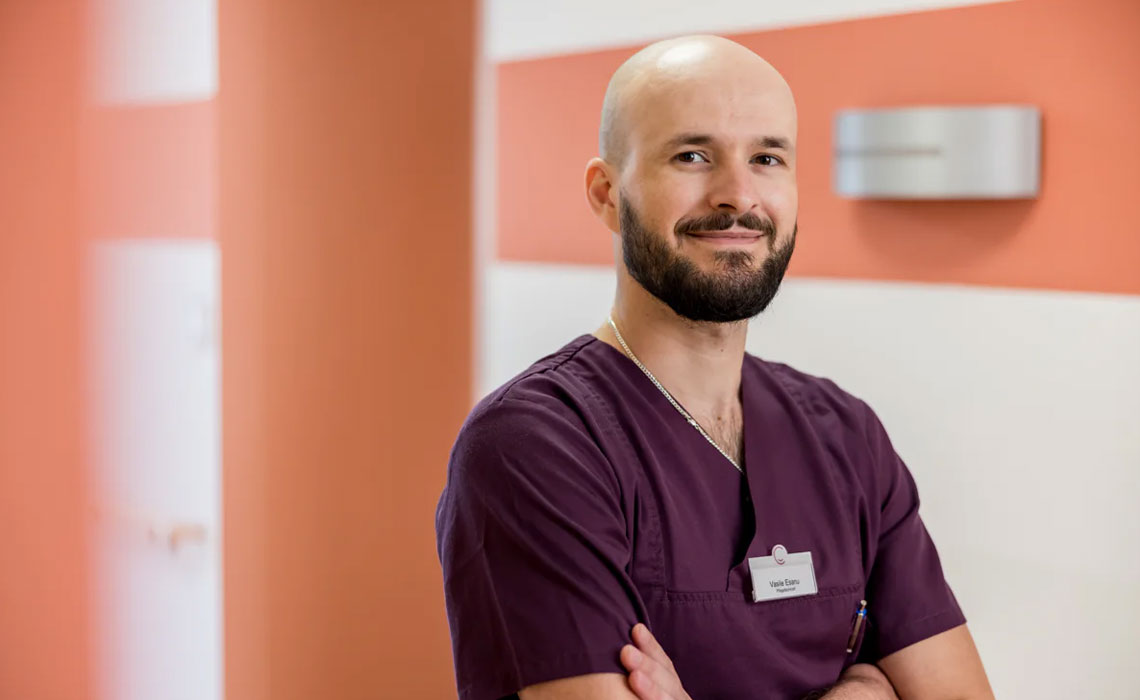 headerbild_mann_lachend_bordeauxrot_oberteil.jpg