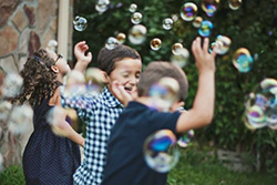 Kinder spielen