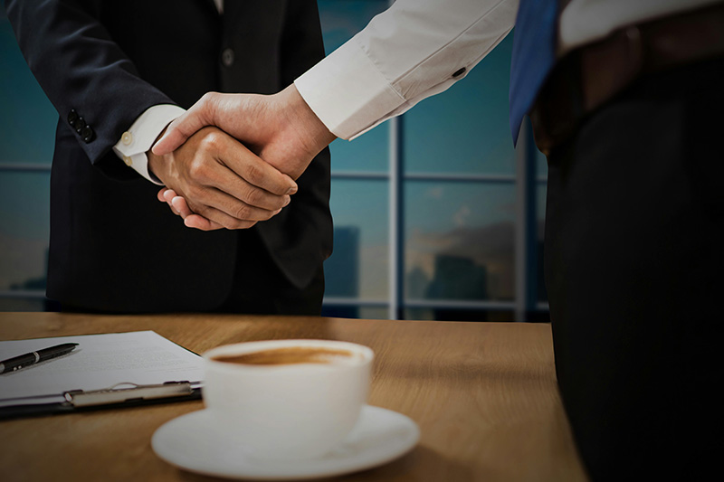 Geschäftliche Zusammenarbeit und Vereinbarung durch Handschlag