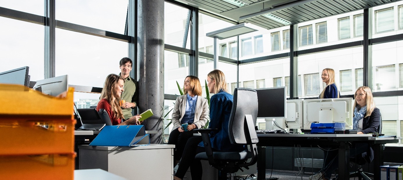Anzeigenbild zeigt Szenen aus dem Arbeitsumfeld