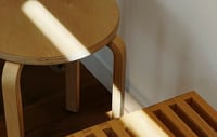 Holzhocker im Sonnenlicht