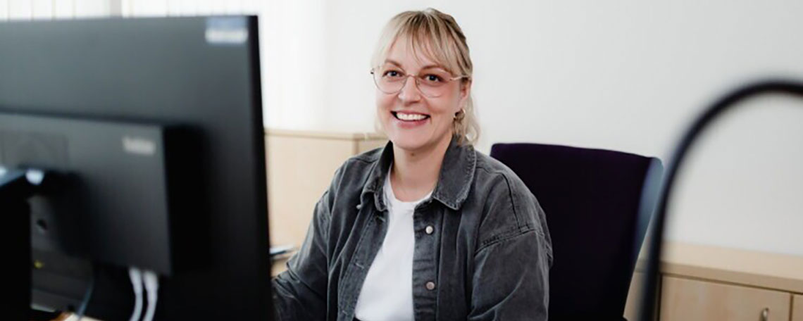 frau_blond_lacht.jpg