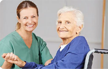 Pflegekraft mit Seniorin