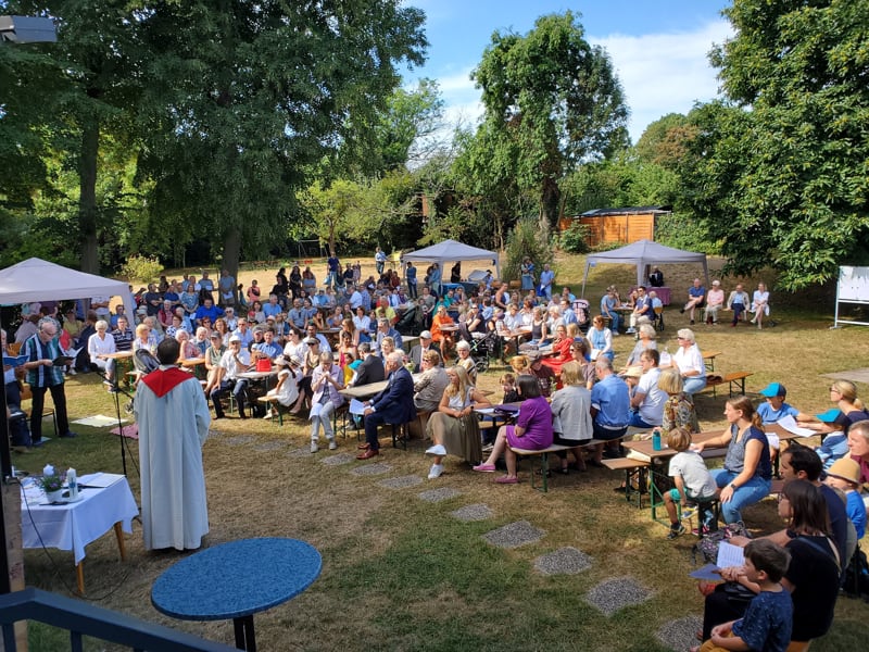 Die Gemeinde bei einem Gottesdienst der Evangelischen Kirchengemeinde Düsseldorf-Urdenbach