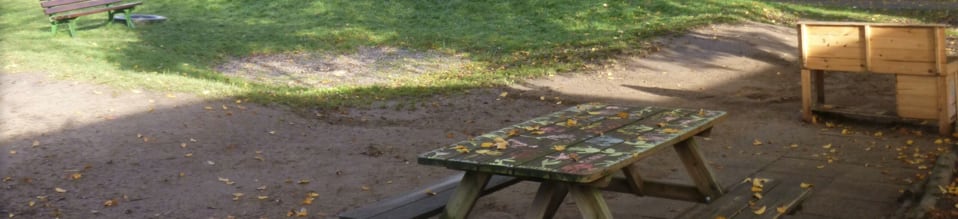 Außenbereich mit Holztischen