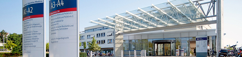 Beschilderung vor dem Klinikgebäude
