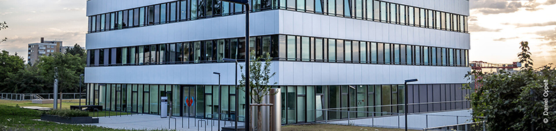 Modernes, helles Büro- oder Klinikgebäude