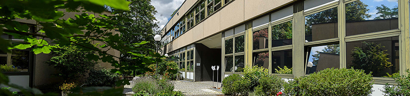 Klinikgebäude in grüner Umgebung