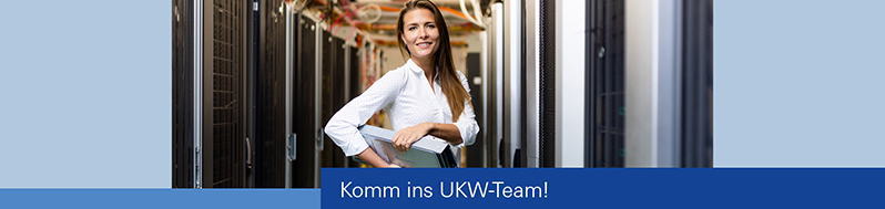 Komm ins UKW-Team! - Mitarbeiterin im Serverraum