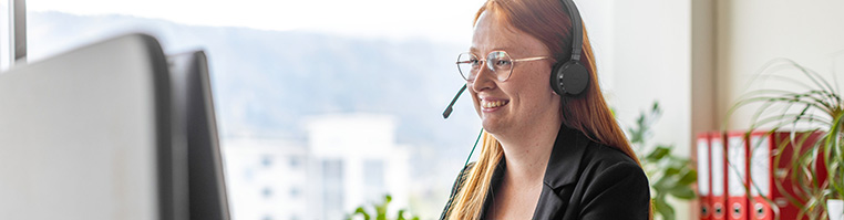 Frau mit Kopfhörern