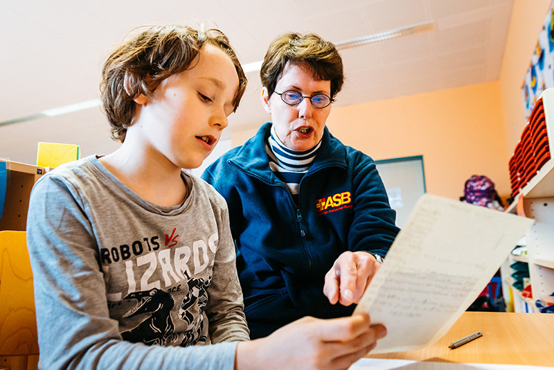 Kind und Erwachsene lesen zusammen