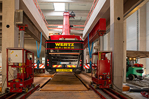 Wartung eines LKW auf einer Hebebühne