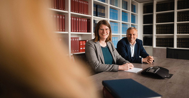 Mann und Frau am Tisch