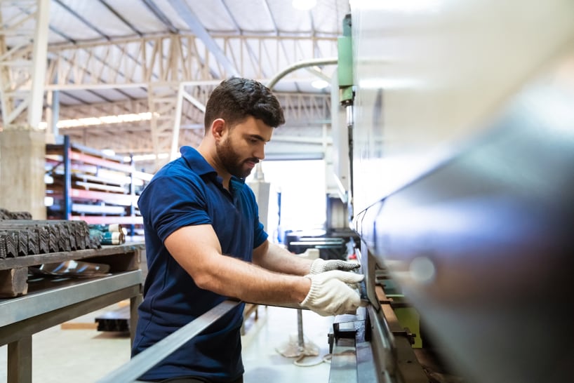 Ein Handwerker arbeitet