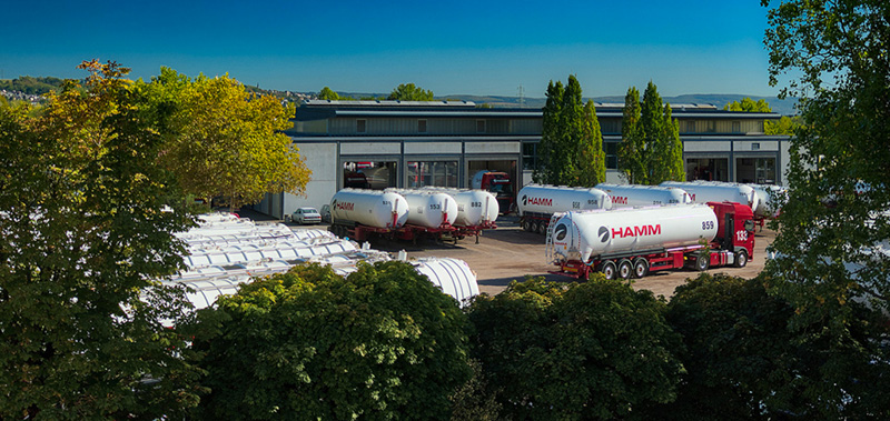 Parkplatz mit Tankaufliegere