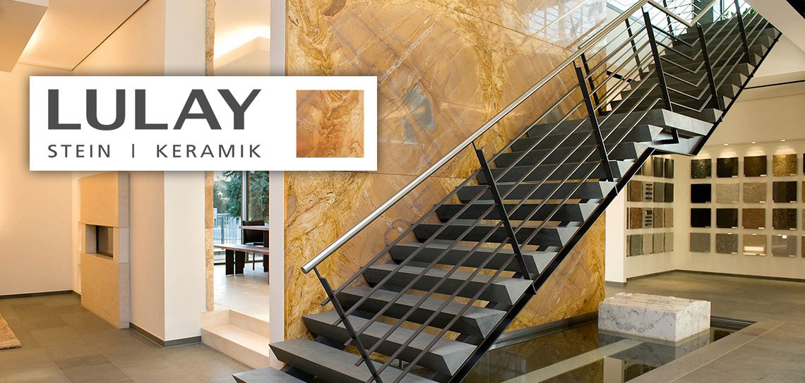 Moderne Treppe vor Natursteinwand