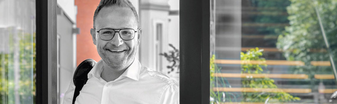 header_mann_brille_tasche_eingang.jpg header_mann_brille_tasche_eingang.jpg