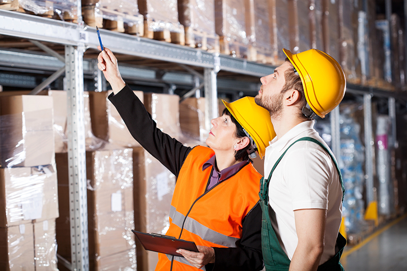 Zwei Logistikmitarbeiter