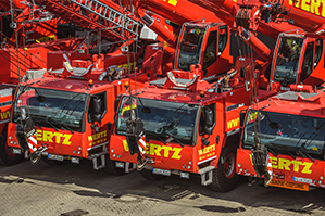 Fuhrpark aus roten Autokranen
