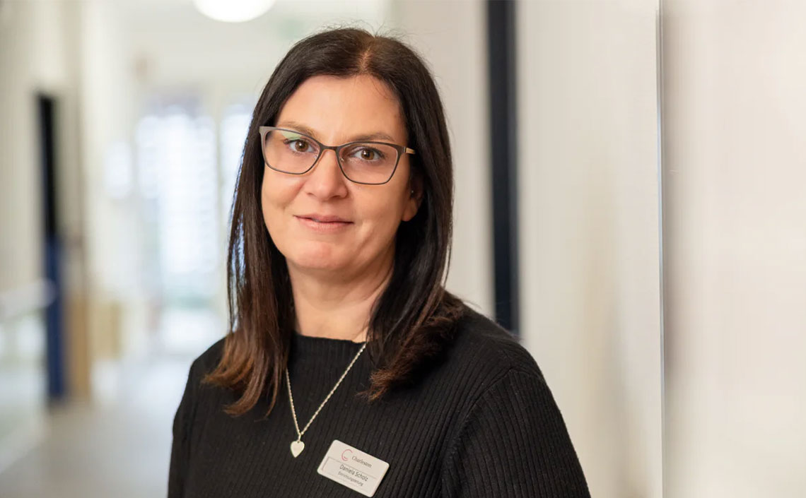 headerbild_frau_brille_schwarzer_pullover.jpg