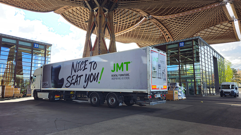 JMT-Lkw vor Messehallen
