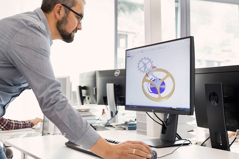 Entwickler arbeitet an technischem Design auf Monitor mit CAD-Software