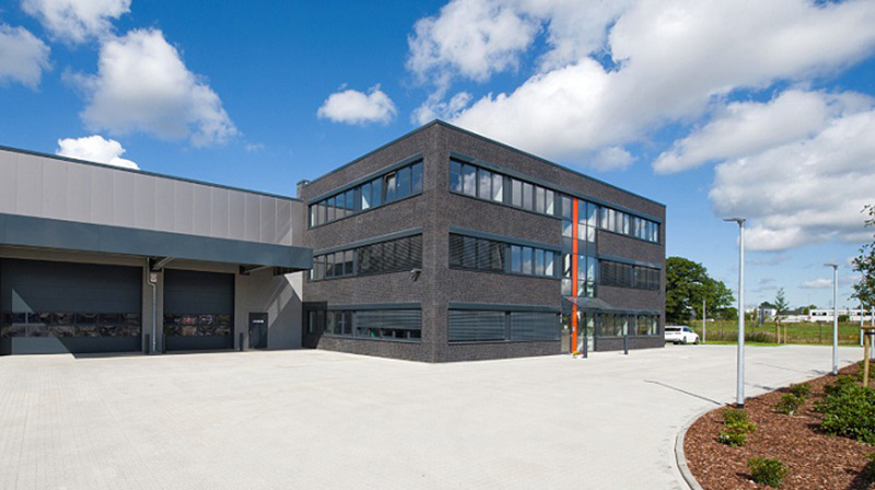 Modernes Firmengebäude mit Lagerhalle und Bürotrakt