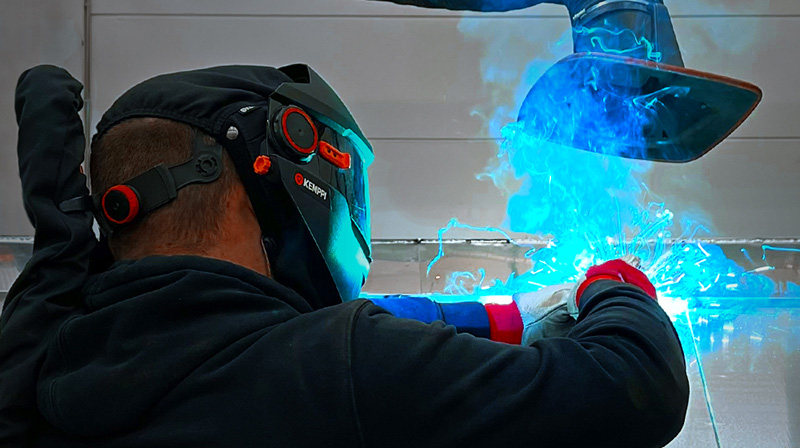 Handwerker mit Schweißschutzmaske führt Schweißarbeit durch