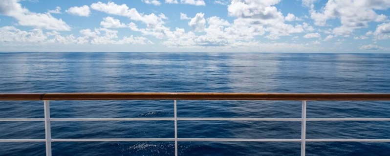 Blick vom Reling eines Schiffes auf das blaue Meer