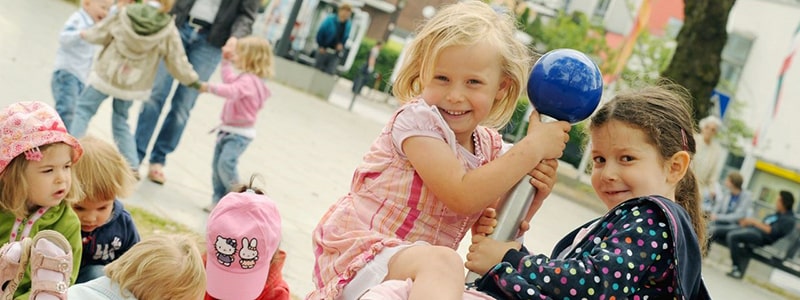 Kinder auf dem Karussell