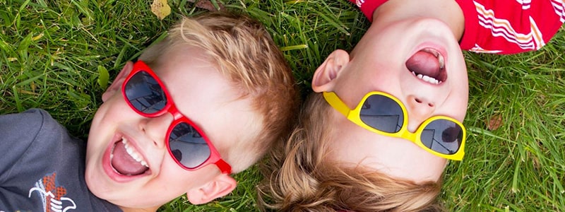 Kinder mit Sonnenbrille