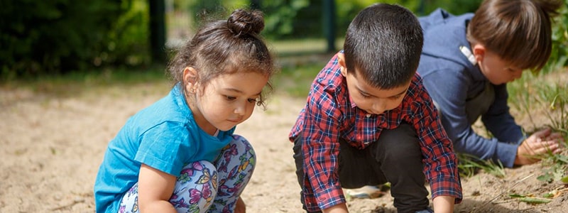 Kinder spielen mit Sand