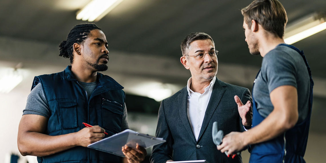 header_mann_klemmbrett.jpg meetingmitklembrett.jpg
