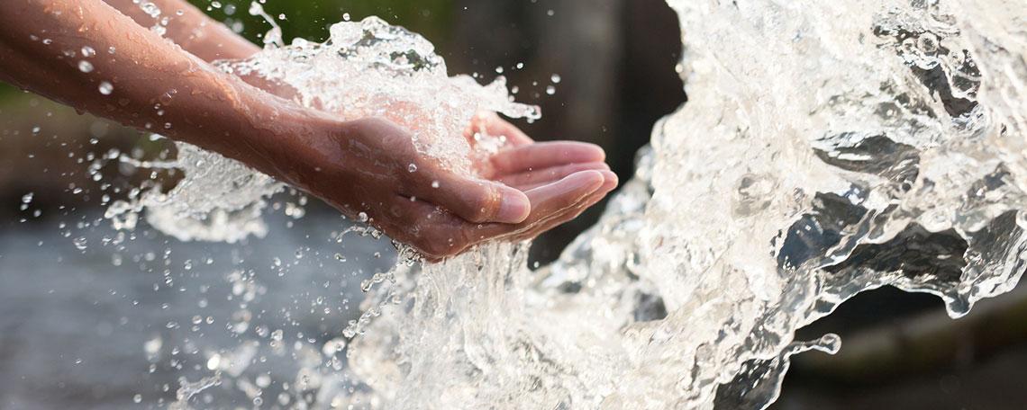 Hände im Wasser