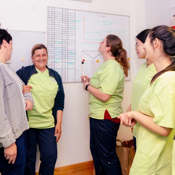 Teammeeting im Pflegebetrieb