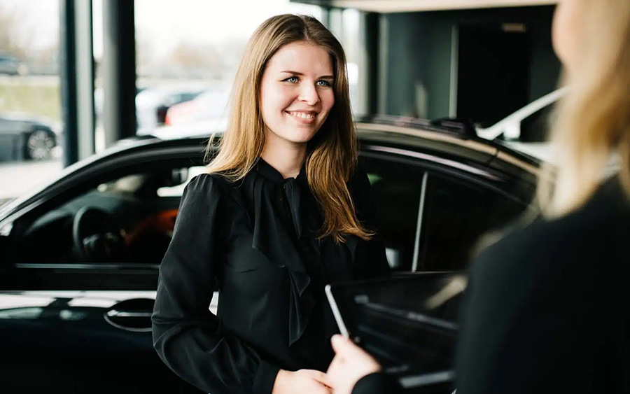 Frau in einem Autohaus