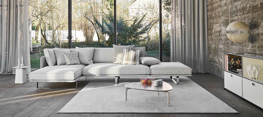 Modernes Wohnzimmer mit grauem Sofa und Teppich