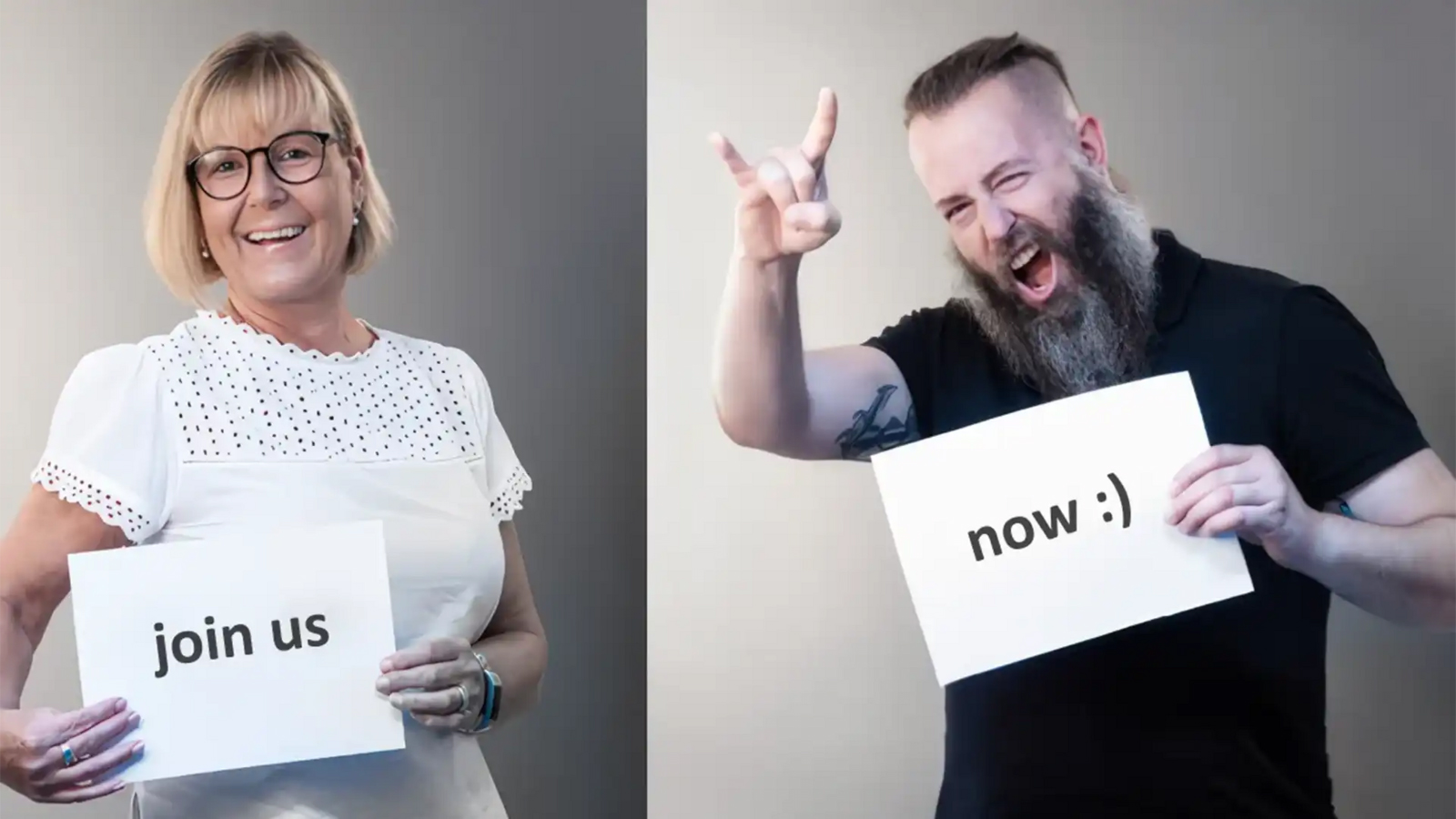 Teammitglieder mit „join us now“ Schildern