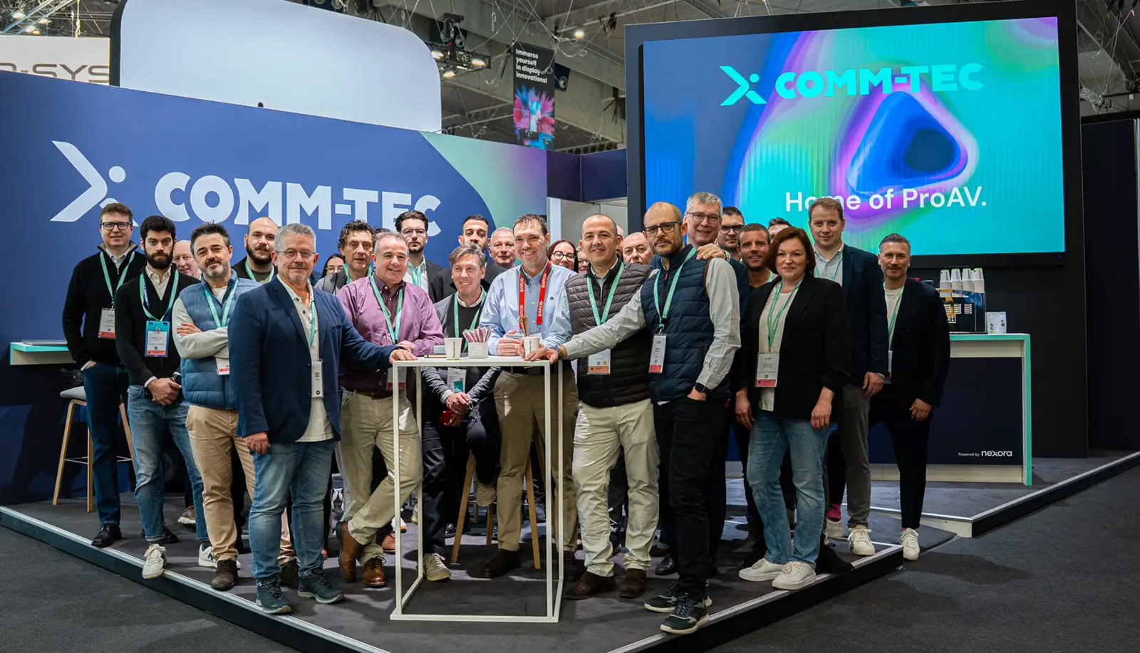 Team-Gruppenfoto am Messestand