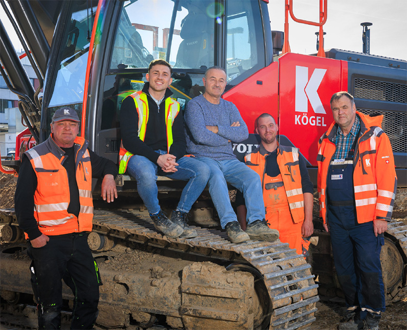 Mitarbeiter neben dem Bagger