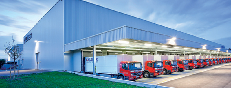 Rote Lkw an Logistikhalle