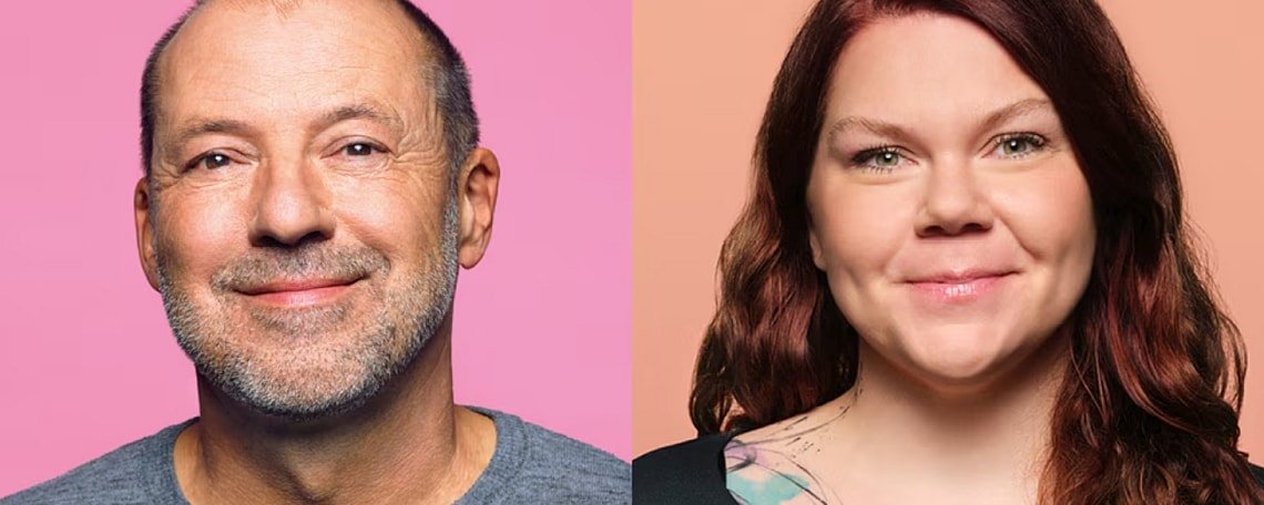 Zwei Mitarbeiter posieren für ein Portrait mit farbigem Hintergrund