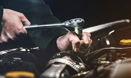 KFZ-Mechaniker bei Motorreparatur