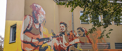 Buntes Wandgemälde mit spielenden Menschen