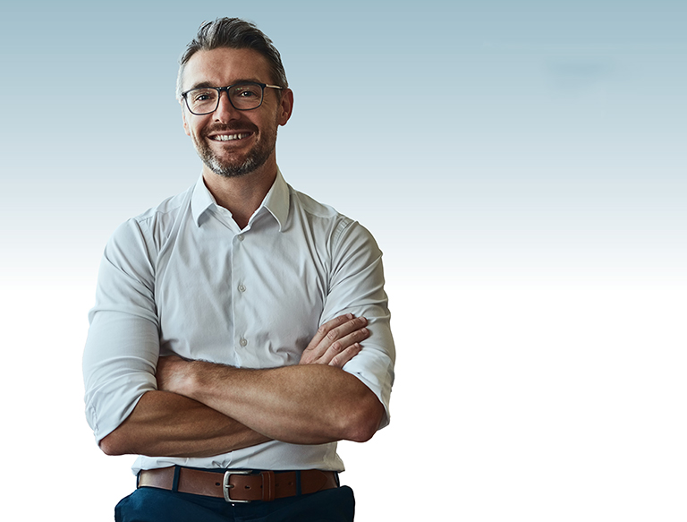 Ein Mann mit weißem Hemd und Brille