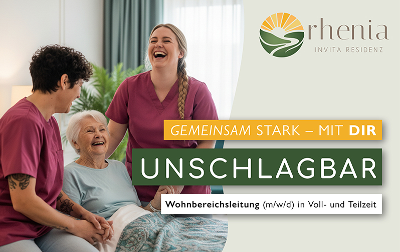 Pflegekräfte und Bewohnerin lächeln gemeinsam Gemeinsam stark mit Dir