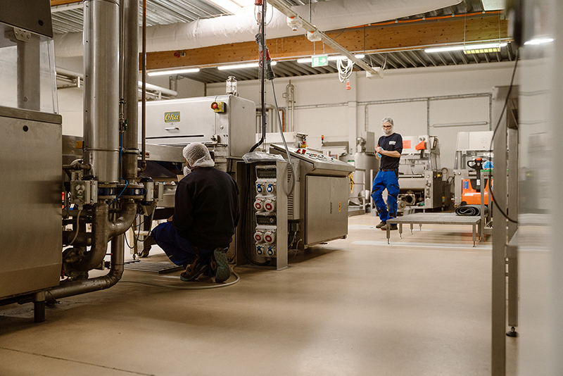 Industrielle Produktionsanlage mit Maschinen und Arbeitern
