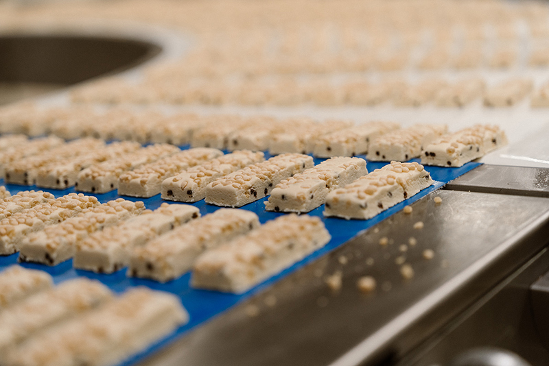 Proteinriegel auf einem Förderband in der Lebensmittelproduktion